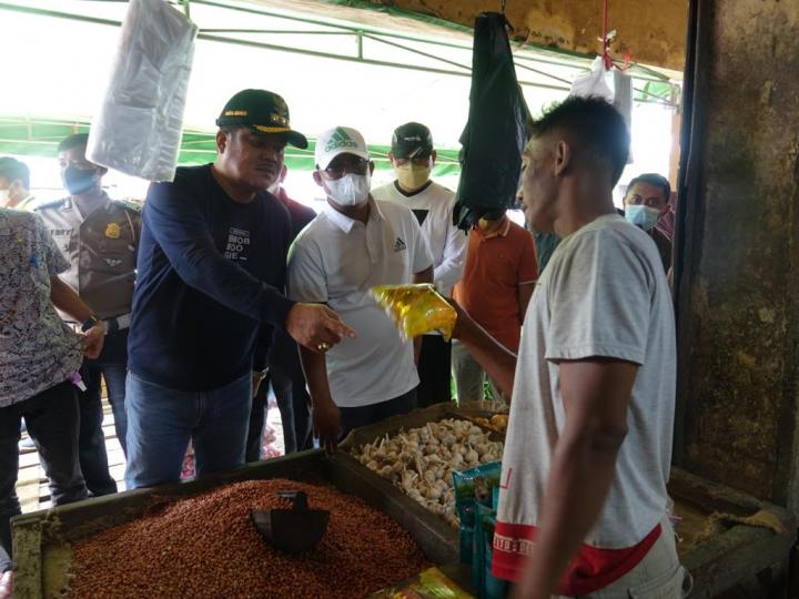 Sidak Setok Minyak Goreng di Lamteng, Bupati Musa Ahmad Ancam Cabut Izin Distributor Nakal